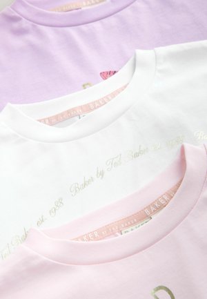 Trei tricouri suprapuse: lavandă deschisă, alb și roz pal. Fiecare are un guler rotund și prezintă un brand subtil pe partea din față, în culoare aurie.