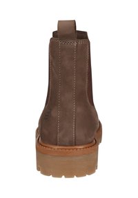 Braune Wildleder-Ankle-Boots mit strukturiertem Rücken, elastischen Seitenpaneelen, Zuglasche und einer stabilen Gummisohle. Mit einer detaillierten Naht und Logo-Elementen.