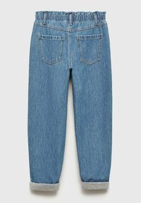 Traperice svijetloplave boje s elastičnom gumom u struku, koje imaju dva stražnja džepa, rukave prevrnute u sivom materijalu i ravne nogavice.