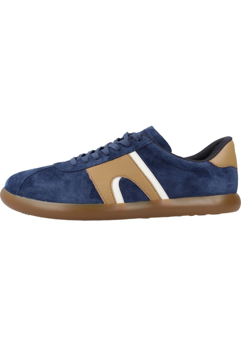 Navyblaue Wildleder-Sneaker mit braunen und weißen Akzenten, runder Spitze, flacher Gummisohle und Schnürdesign. Glattes Innenfutter.