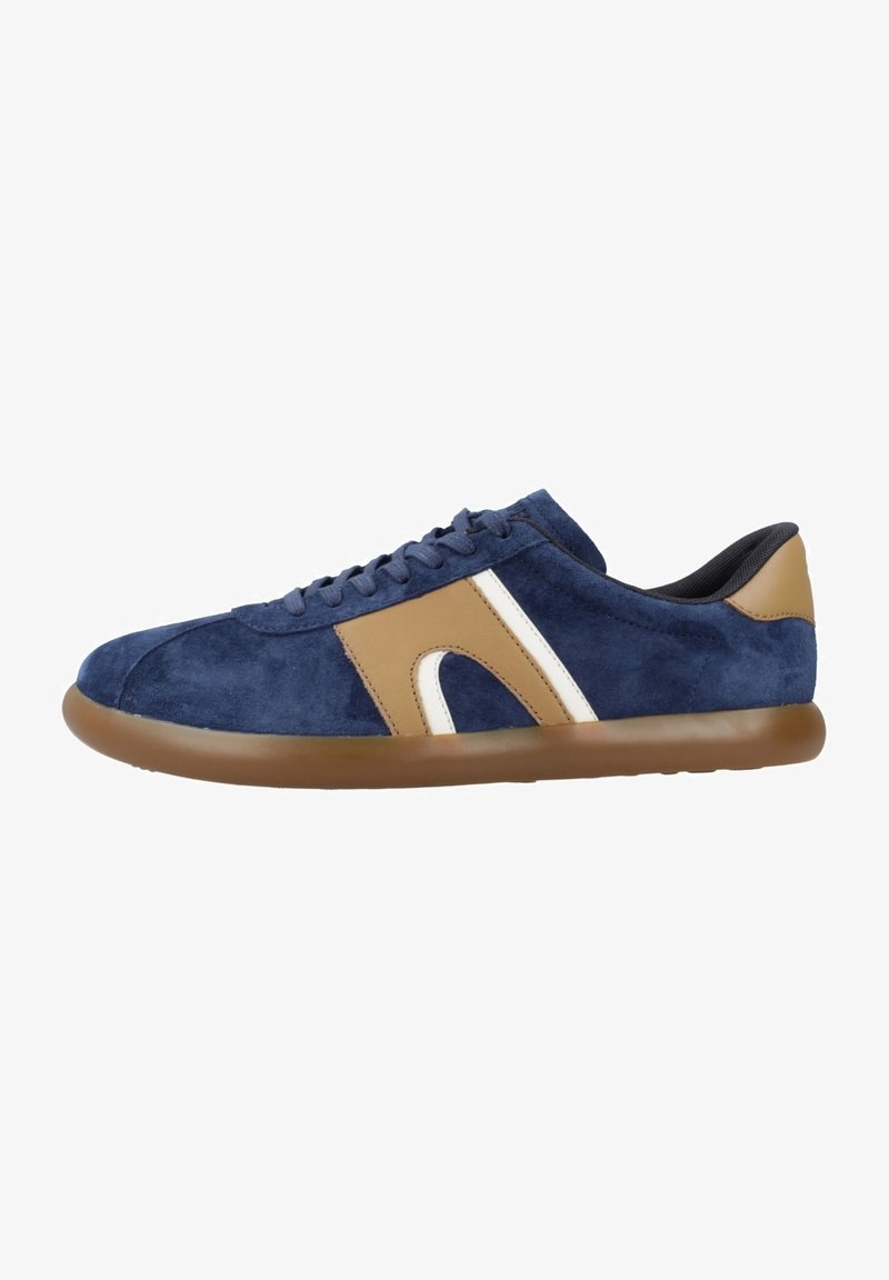 Navyblaue Wildleder-Sneaker mit braunen und weißen Akzenten, runder Spitze, flacher Gummisohle und Schnürdesign. Glattes Innenfutter.