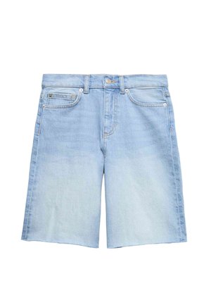 Lyseblå denimshorts med forlommer, bæltestropper og knaplukning, vist på en hvid baggrund.