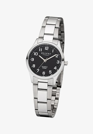 Montre-bracelet en métal argenté avec cadran noir, marqueurs numériques blancs et trois aiguilles indiquant 10:10:36, étiquetée Regent Quartz 5 Bar.