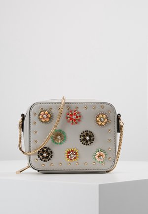 Grijze rechthoekige handtas met gouden kettingband, versierd met kleurrijke, met kralen bezette bloemenpatronen en kleine gouden studs.