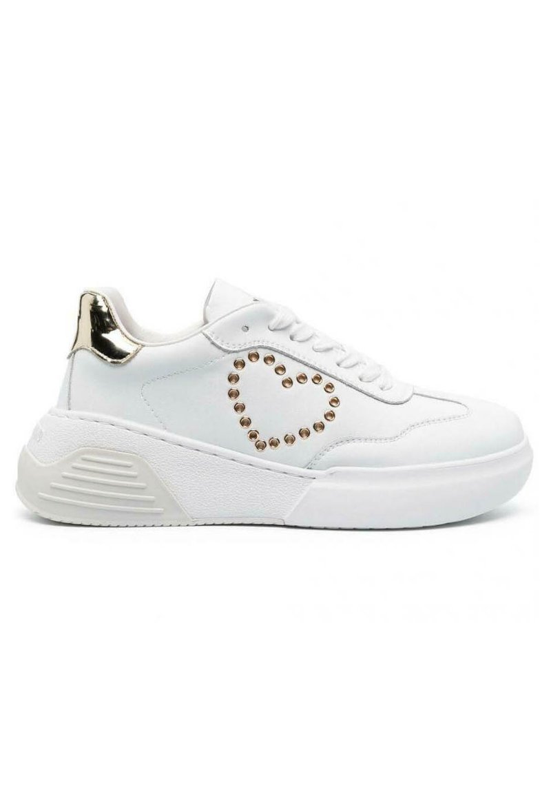 Sneaker bianco con finitura testurizzata, design a cuore con borchie dorate sul lato, accenti dorati sul tallone e suola in gomma.