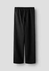 Sorte brede bukser med et pindet mønster, der har en elastisk talje og blødt, let stof.