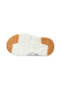 Schoenenzool met een gestructureerd witte rubberen oppervlak, met een oranje accent en een patroon van verhoogde secties voor grip.