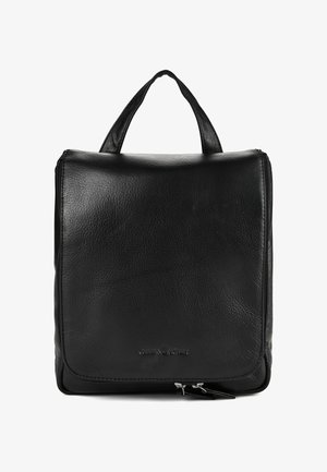 Schwarze Leder-Kulturbeutel in quadratischer Form mit Tragegriff oben und äußerer Reißverschlusstasche vorne.