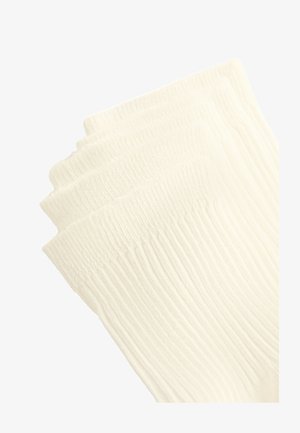 Chaussettes blanches en coton avec une texture côtelée, offrant une finition lisse et douce. Disponibles en lot de plusieurs paires.