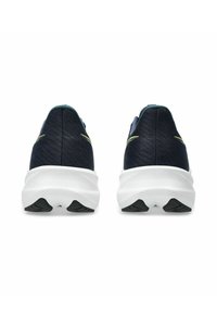 Marineblaues Sneakers mit strukturiertem Mesh-Obermaterial, weißer Zwischensohle und schwarzer Gummisohle. Mit grünem Akzent an der Ferse. Niedrig geschnittenes Design.