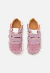 Sneaker viola in suede con accenti bianchi, dotate di due cinturini in Velcro, punta perforata e morbida fodera in pelle.