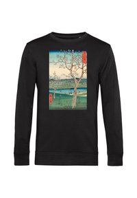 Felpa nera con una stampa rettangolare di un paesaggio con alberi, montagne e acqua in tonalità di blu, verde e rosa.