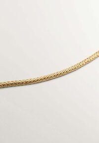 Collar de cadena trenzada dorada con un diseño plano, superficie texturizada y un acabado suave, que presenta eslabones entrelazados en un patrón uniforme.