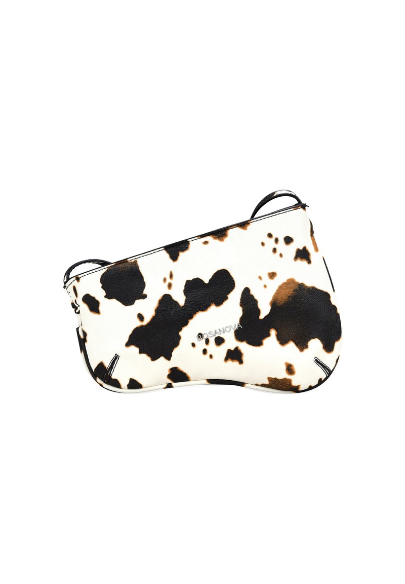 Bolso clutch de cuero con estampado de vaca en blanco y negro, de forma curva, con detalles en negro y un logo sutil. Textura suave, diseño delgado.