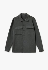 Camisa gris de botones hecha de tejido texturizado, con cuello, dos bolsillos frontales y botones negros, que presenta manga larga y un corte recto.