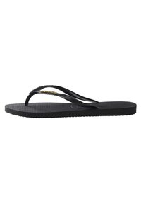 Zwarte flip-flop sandaal met een getextureerde zool, dunne rubberen banden en een kleine metalen accent op de band. Eenvoudig en plat ontwerp.
