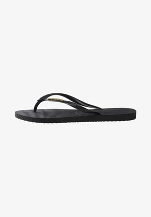 Sandale negre tip flip-flop cu talpă texturată, curele subțiri din cauciuc și un mic accent metalic pe curea. Design simplu și plat.