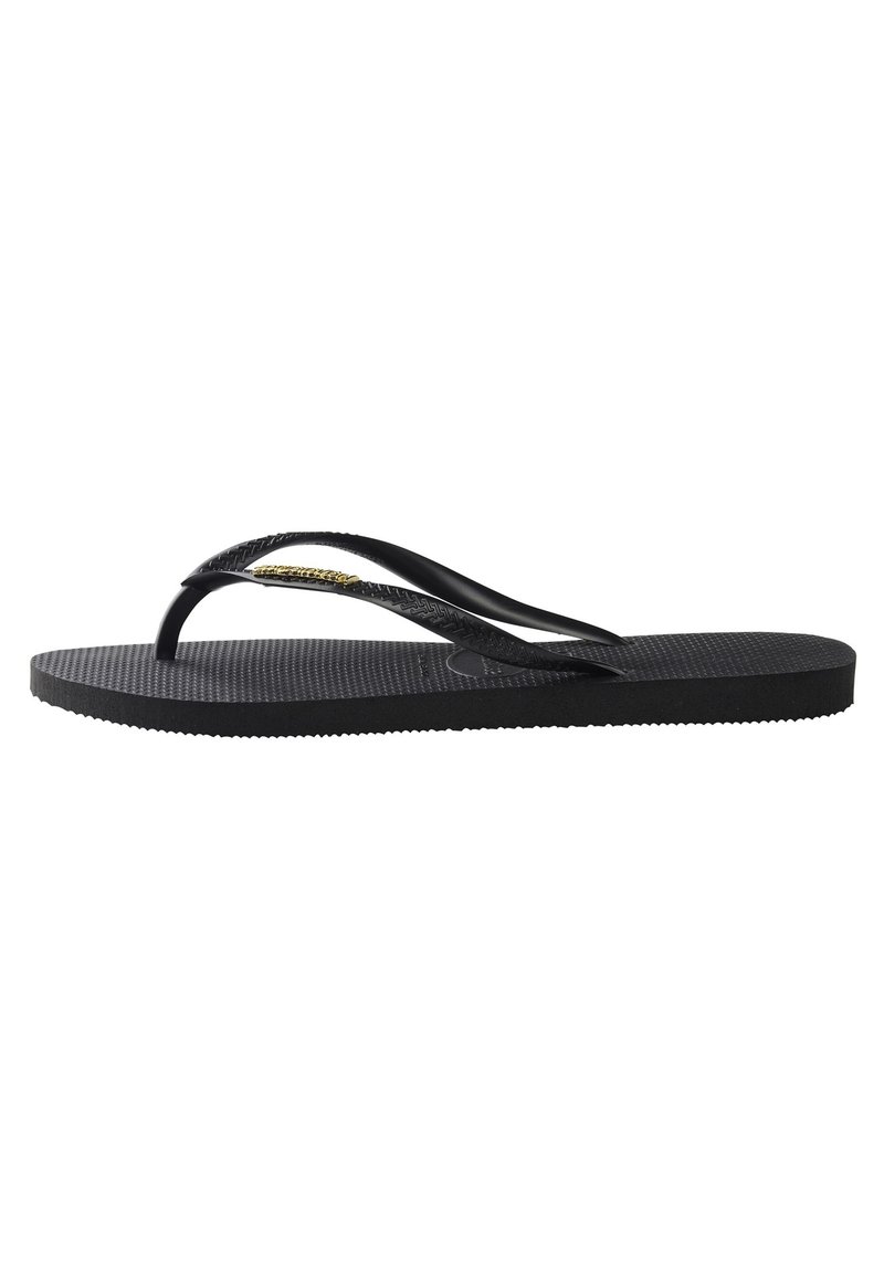 Zwarte flip-flop sandaal met een getextureerde zool, dunne rubberen banden en een kleine metalen accent op de band. Eenvoudig en plat ontwerp.