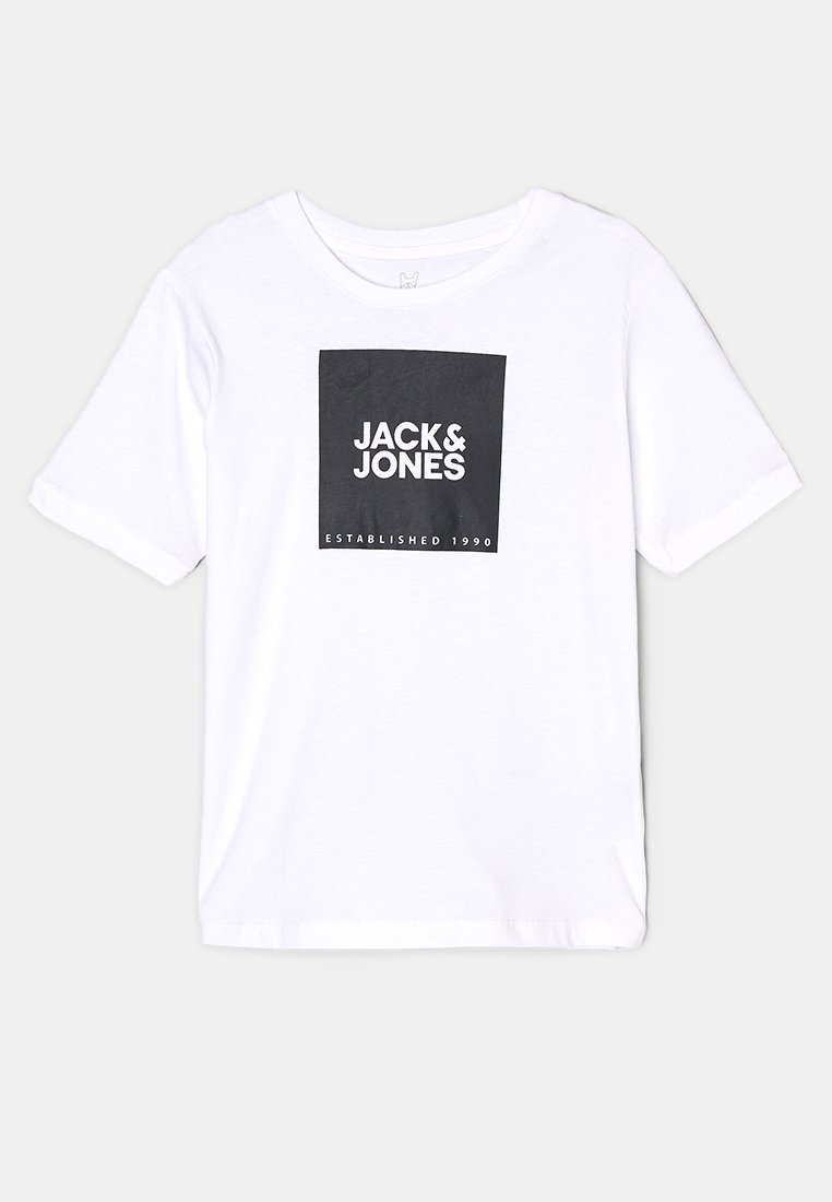 Camiseta blanca de manga corta con un logo cuadrado negro que dice "JACK & JONES" y "ESTABLISHED 1990" centrados en la parte delantera.