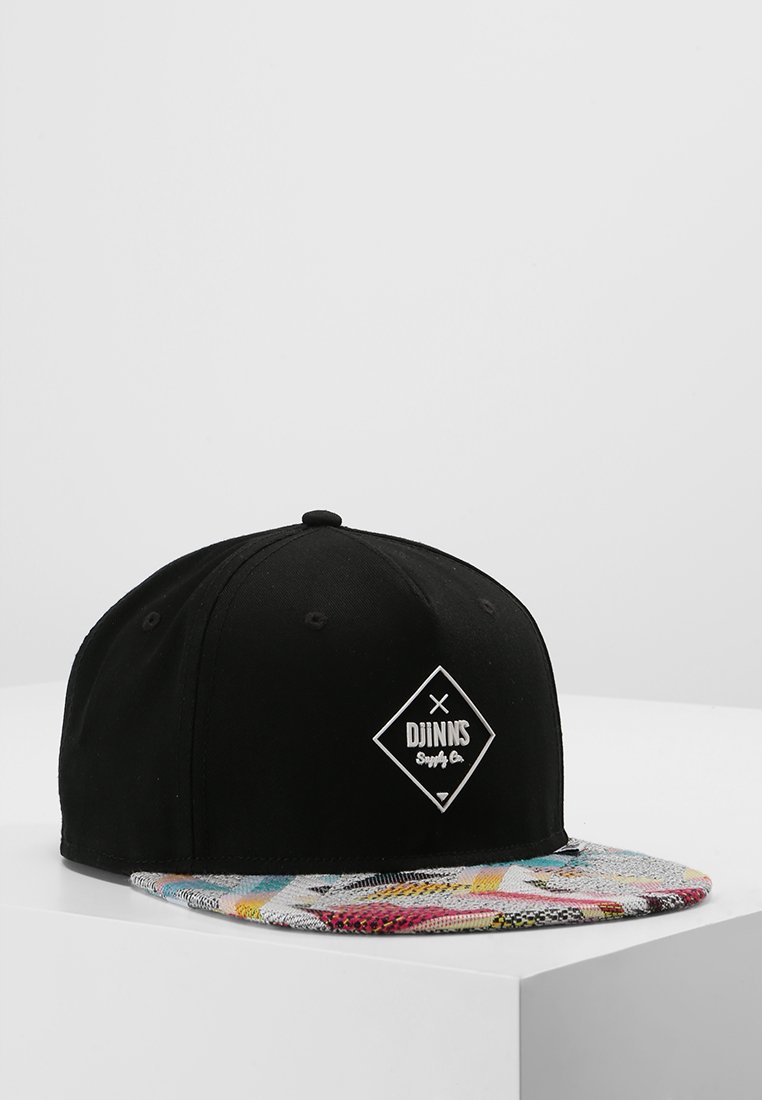 Sort baseball cap med en mønstret skygge i flere farver. Foran vises et hvidt diamantlogo med tekst.
