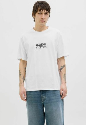 Witte katoenen t-shirt met een zwart scriptlogo op de borst. Het ontwerp heeft een relaxed fit met korte mouwen en een ronde hals.