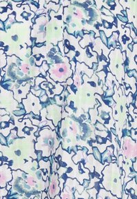 Blumengemustertes Gewebe in Blau-, Rosa- und Grüntönen auf weißem Hintergrund, mit einem leichten, strukturierten Erscheinungsbild.