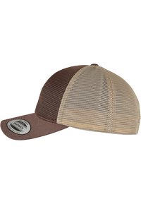 Cappello snapback marrone e beige in rete con un pannello frontale strutturato, visiera curva e un patch circolare del logo sul lato sinistro.