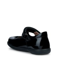 Zapato Mary Jane de charol negro con punta redonda, correa ajustable y suela de goma. Presenta orificios de ventilación en el costado.