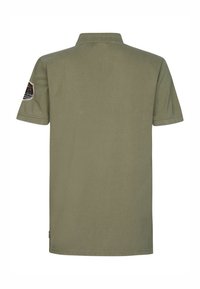 Polo shirt vert olive, manches courtes, ourlet droit, col, avec une pièce texturée sur la manche gauche avec des détails brodés.