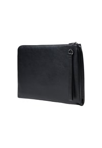 Borsa a clutche in pelle nera con una texture liscia, forma rettangolare, chiusura con zip superiore e una tracolla laterale. Design minimalista senza decorazioni.