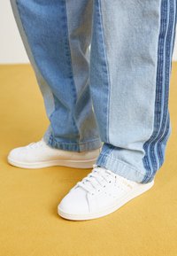 Non selezionato, footwear white/gold metallic/brown