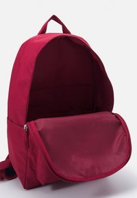 Nike Sportswear HERITAGE UNISEX - Mochila - pomegranate/black/white