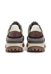Scarpe sportive da uomo con una tomaia testurizzata verde e marrone, dettagli grigi e una suola intermedia spessa beige, dotate di un resistente battistrada in gomma marrone.