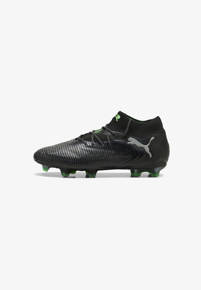 Botas de futebol pretas com parte superior texturizada, detalhes verdes e atacadores pretos. Apresentam um logo Puma em prata proeminente e cravos moldados verdes.