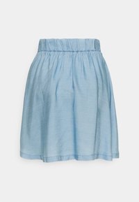 Světle modrá bavlněná sukně s elastickým pasem, nařasenými detaily a volným lemem, který končí nad koleny. Hladká textura, jednoduchý design.