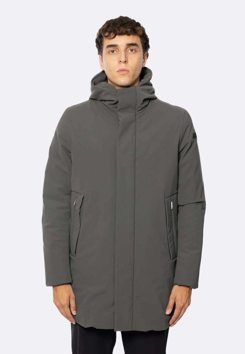 Cappotto grigio impermeabile con colletto alto, chiusura frontale nascosta e tasche laterali. Presenta un tessuto liscio e testurizzato e una vestibilità comoda.