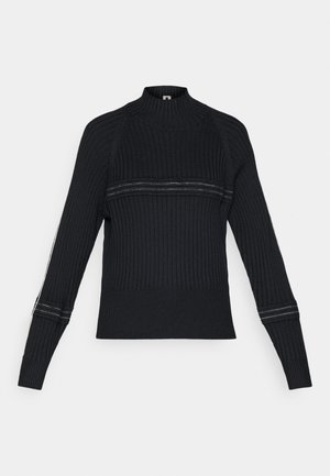 Schwarzer gerippter Pullover mit hohem Kragen, der überstricktes Muster und dünne horizontale Streifen über der Brust und an den Ärmeln aufweist.