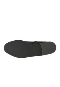 Suola nera per scarpe con una superficie in gomma testurizzata, caratterizzata da una finitura liscia nella punta e un design intrecciato nella zona del tallone. Taglia 38.
