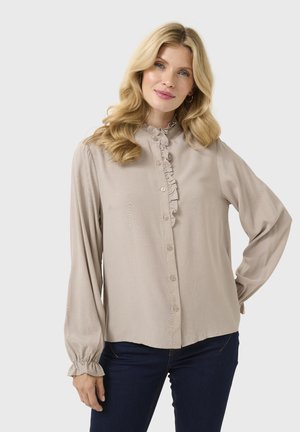 Lichtbeige blouse met een gerimpelde kraag en knoopsluiting, met lange mouwen met elastische boorden en een zachte, gladde textuur.