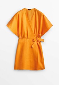 Robe portefeuille orange à manches courtes avec col en V et ceinture à nouer sur le côté, réalisée en tissu léger, présentée à plat sur un fond blanc.