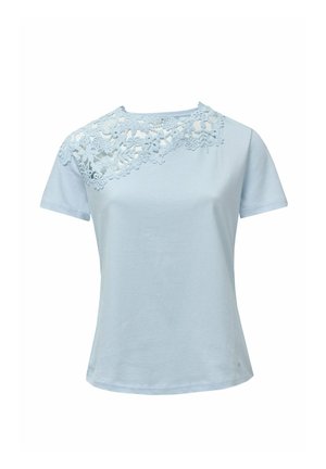 T-shirt à manches courtes bleu clair avec un design en dentelle florale sur l'épaule gauche. Fabriqué en tissu doux avec une texture lisse.