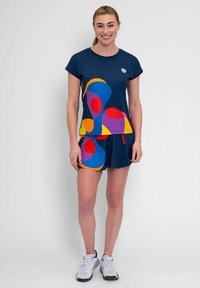 Conjunto atlético en navy que incluye una camiseta de manga corta con formas abstractas multicolores y un pantalón a juego, ambos hechos de tejido transpirable.