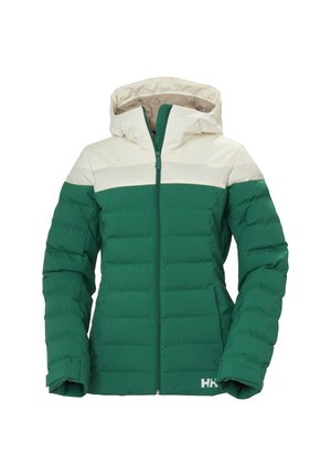 Groene pufferjack met een crèmekleurige horizontale streep, volledige rits, capuchon en gebatteerde textuur. Heeft een logo aan de rechteronderkant.