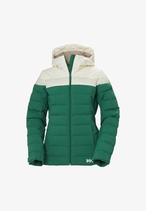 Grüne Pufferjacke mit einem cremefarbenen horizontalen Streifen, durchgehendem Reißverschluss, Kapuze und gestepptem Material. Verfügt über ein Logo auf der unteren rechten Seite.