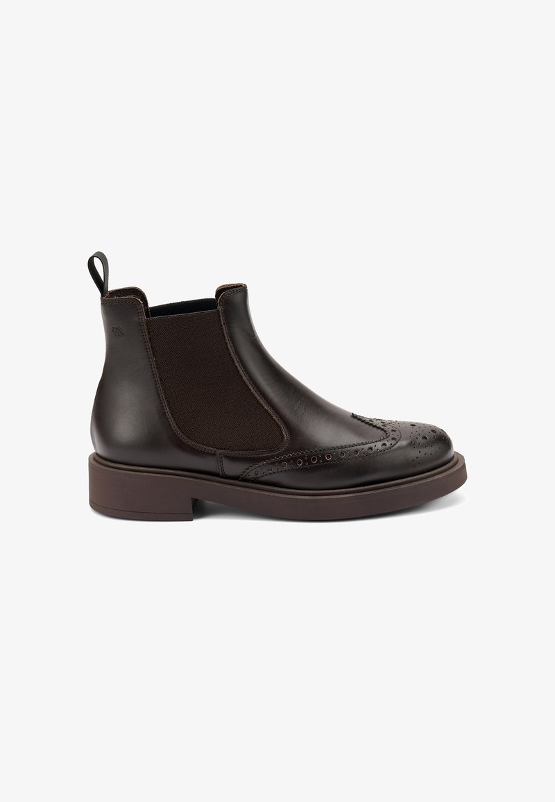 Stivale Chelsea in pelle marrone scuro con dettagli a brogue, pannelli laterali elasticizzati, linguetta sul tallone e suola spessa marrone.