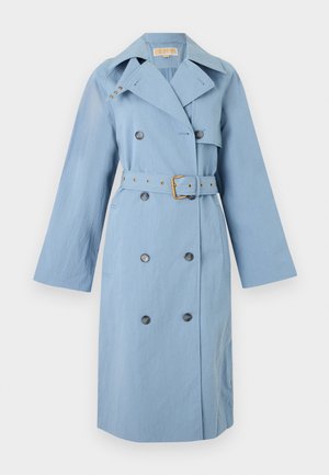 Φωτεινό γαλάζιο διπλόμπουκωτο παλτό τρεντσκότ με φαρδιές πέτες, ζώνη στη μέση με χρυσή αγκράφα και μακριά μανίκια.