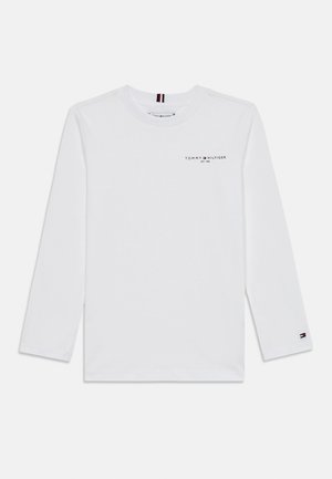 T-shirt à manches longues blanc en coton, avec un petit logo noir sur le côté gauche et un accent rayé sur le col.
