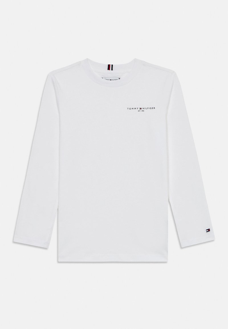 Hvit langermet t-skjorte laget av bomull, med en liten svart logo på venstre side og en stripete aksent på kragen.
