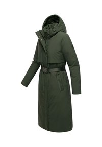 Cappotto lungo imbottito verde con colletto alto, cappuccio staccabile e vita cintrata. Include tasche laterali con zip e chiusura a bottoni.