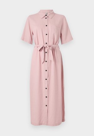 Vestido rosa de botão, feito de um tecido leve, com colarinho, mangas curtas, faixa na cintura e um bolso no peito com botões pretos.